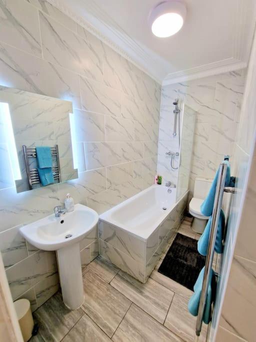 Charming Home With Private Balcony, On 1St Floor, With 2 Bathrooms, 3 Min Walk To Earl'S Court Station London Eksteriør bilde