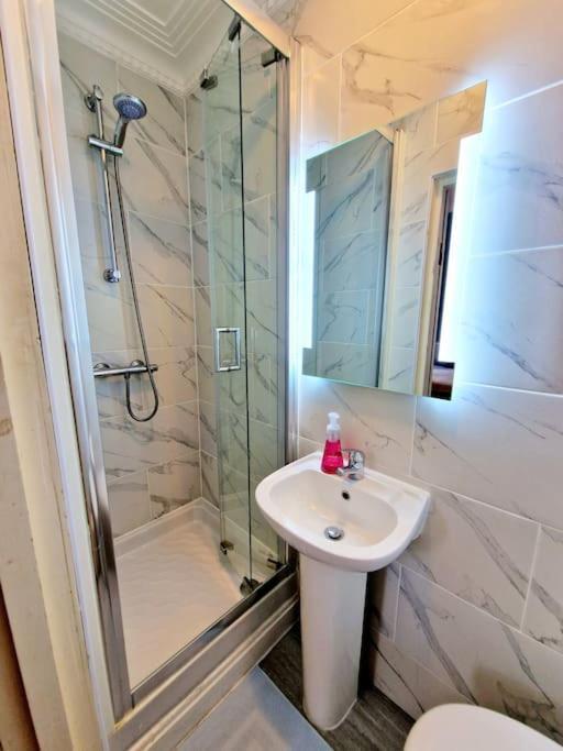 Charming Home With Private Balcony, On 1St Floor, With 2 Bathrooms, 3 Min Walk To Earl'S Court Station London Eksteriør bilde