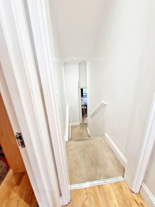 Charming Home With Private Balcony, On 1St Floor, With 2 Bathrooms, 3 Min Walk To Earl'S Court Station London Eksteriør bilde