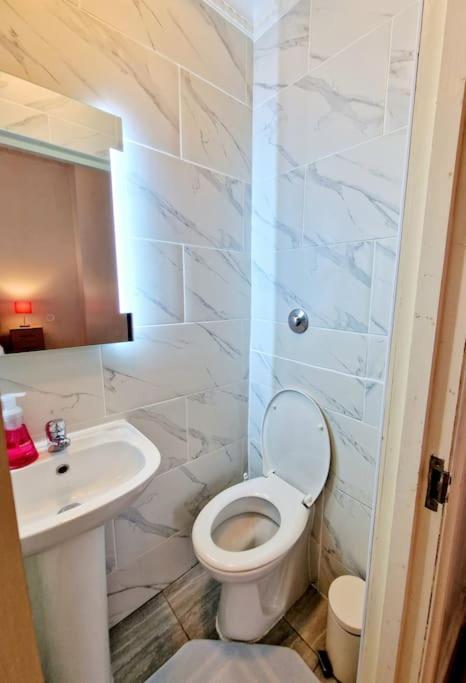 Charming Home With Private Balcony, On 1St Floor, With 2 Bathrooms, 3 Min Walk To Earl'S Court Station London Eksteriør bilde