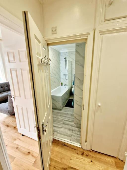 Charming Home With Private Balcony, On 1St Floor, With 2 Bathrooms, 3 Min Walk To Earl'S Court Station London Eksteriør bilde