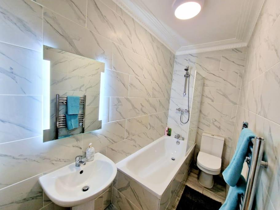 Charming Home With Private Balcony, On 1St Floor, With 2 Bathrooms, 3 Min Walk To Earl'S Court Station London Eksteriør bilde