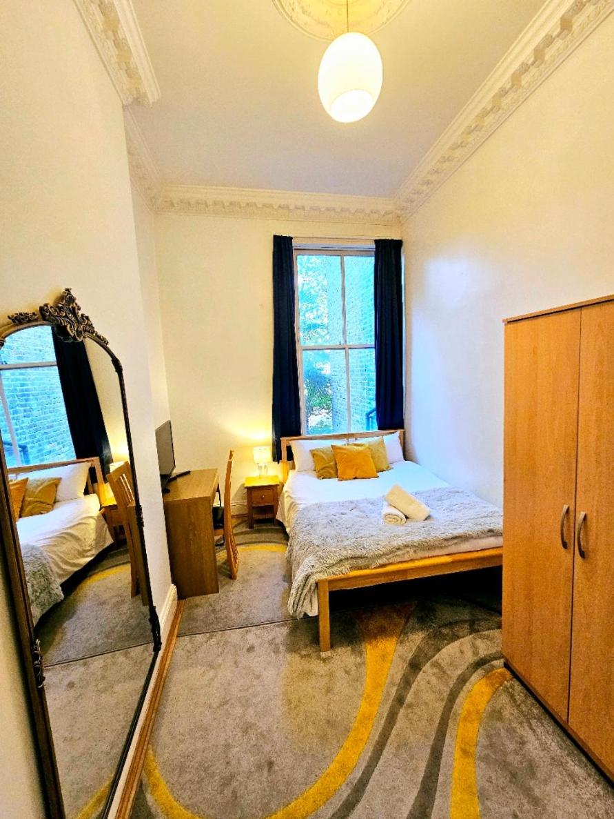 Charming Home With Private Balcony, On 1St Floor, With 2 Bathrooms, 3 Min Walk To Earl'S Court Station London Eksteriør bilde