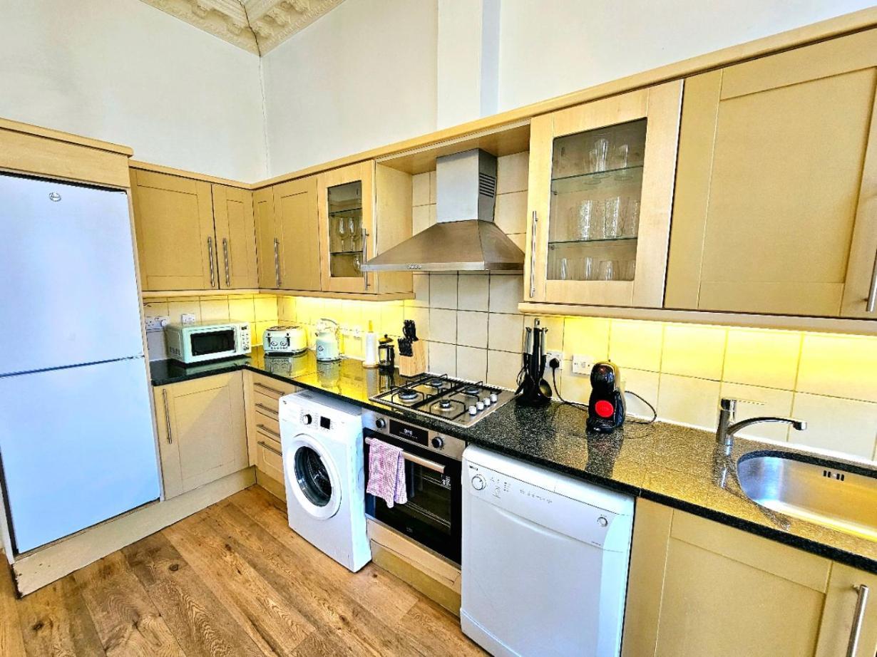 Charming Home With Private Balcony, On 1St Floor, With 2 Bathrooms, 3 Min Walk To Earl'S Court Station London Eksteriør bilde
