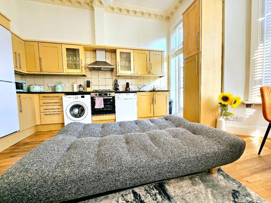 Charming Home With Private Balcony, On 1St Floor, With 2 Bathrooms, 3 Min Walk To Earl'S Court Station London Eksteriør bilde