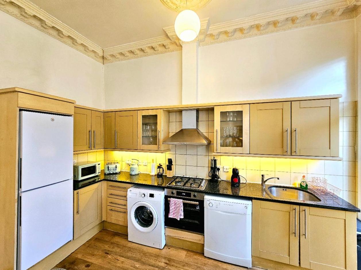 Charming Home With Private Balcony, On 1St Floor, With 2 Bathrooms, 3 Min Walk To Earl'S Court Station London Eksteriør bilde